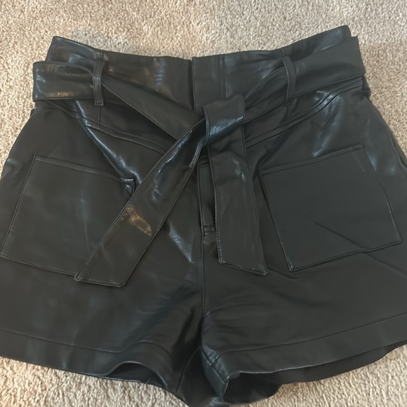 Olivaveous Women’s black leather shorts size Medium - Picture 3 of 4